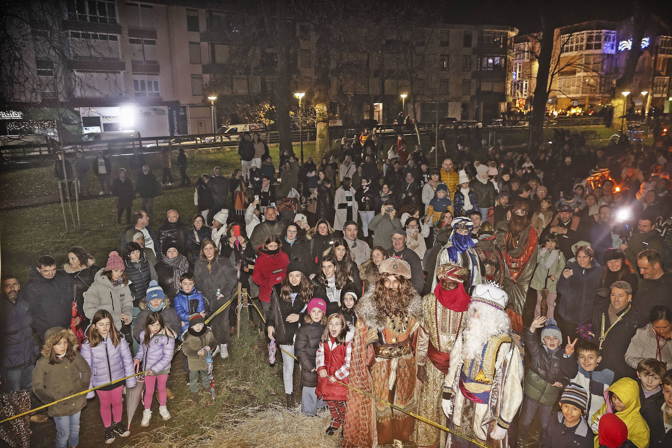 Numerosos niños han seguido el acto para recibir a Sus Majestades de Oriente