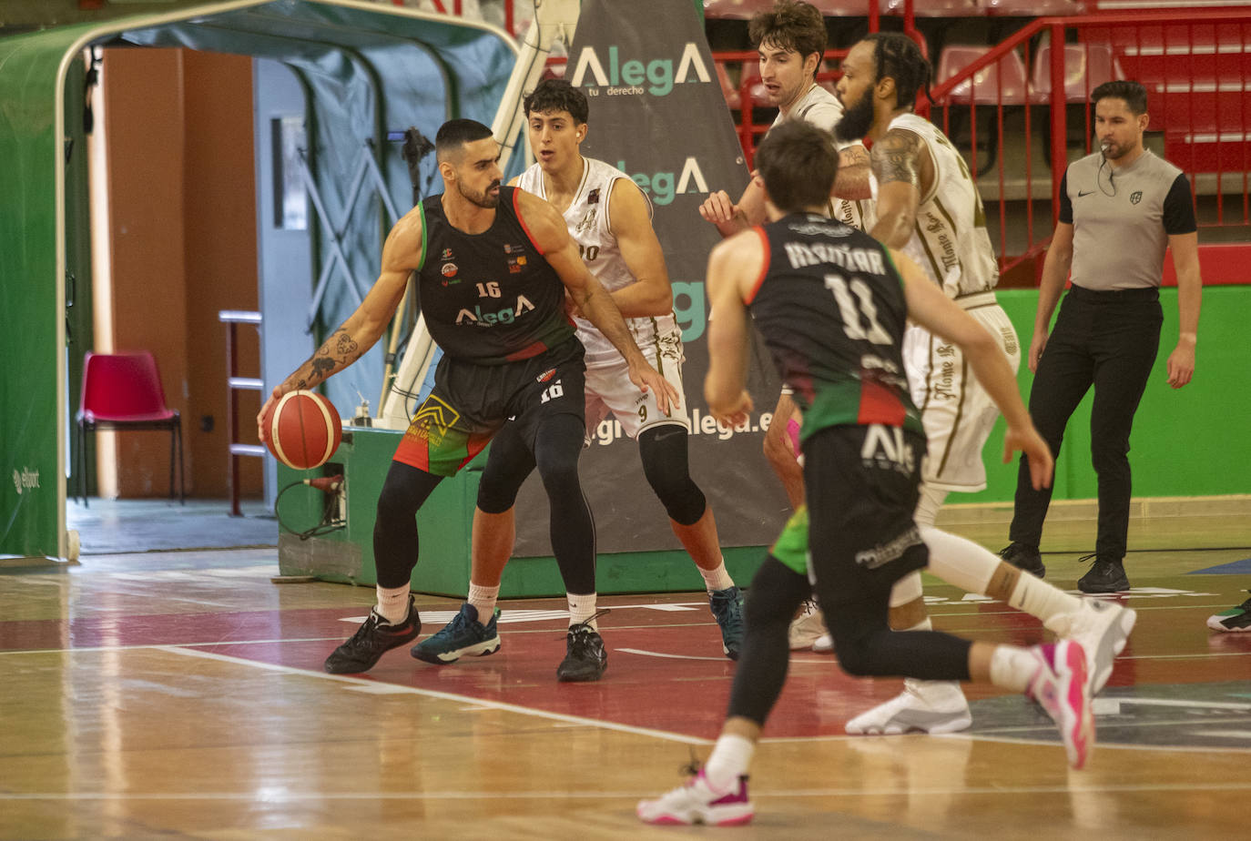 Etxeburen controla el balón defendido por Cabrera.