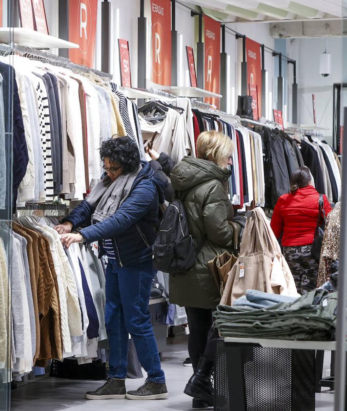 Imagen secundaria 2 - 1. El establecimiento de Zara de Valle Real tuvo muchas colas para hacer cambios de regalos. | 2. Las clientas observan las ofertas en un establecimiento de ropa y complementos de Torrelavega. 