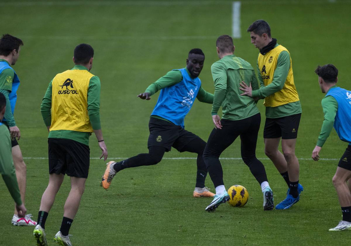 Lago Junior y Pombo disputan un balón en un entrenamiento.