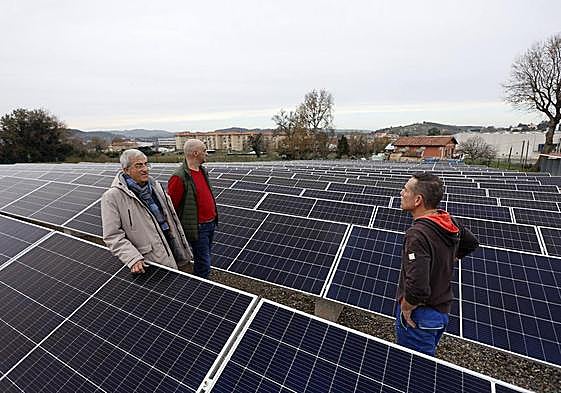 El presidente de Siec, Juan de Miguel (izquierda), recibe explicaciones de los técnicos en la nueva planta fotovoltaica.