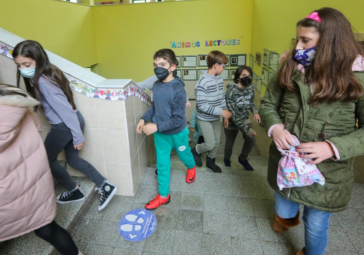 Primer día sin mascarillas en un centro educativo de Avilés.