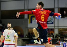 Ángel Fernández, el extremo astillerense de los Hispanos, durante el partido ante Serbia del Torneo Internacional de Granollers.