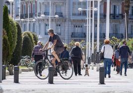 Un hombre pasea en bicicleta por el centro de Castro Urdiales.