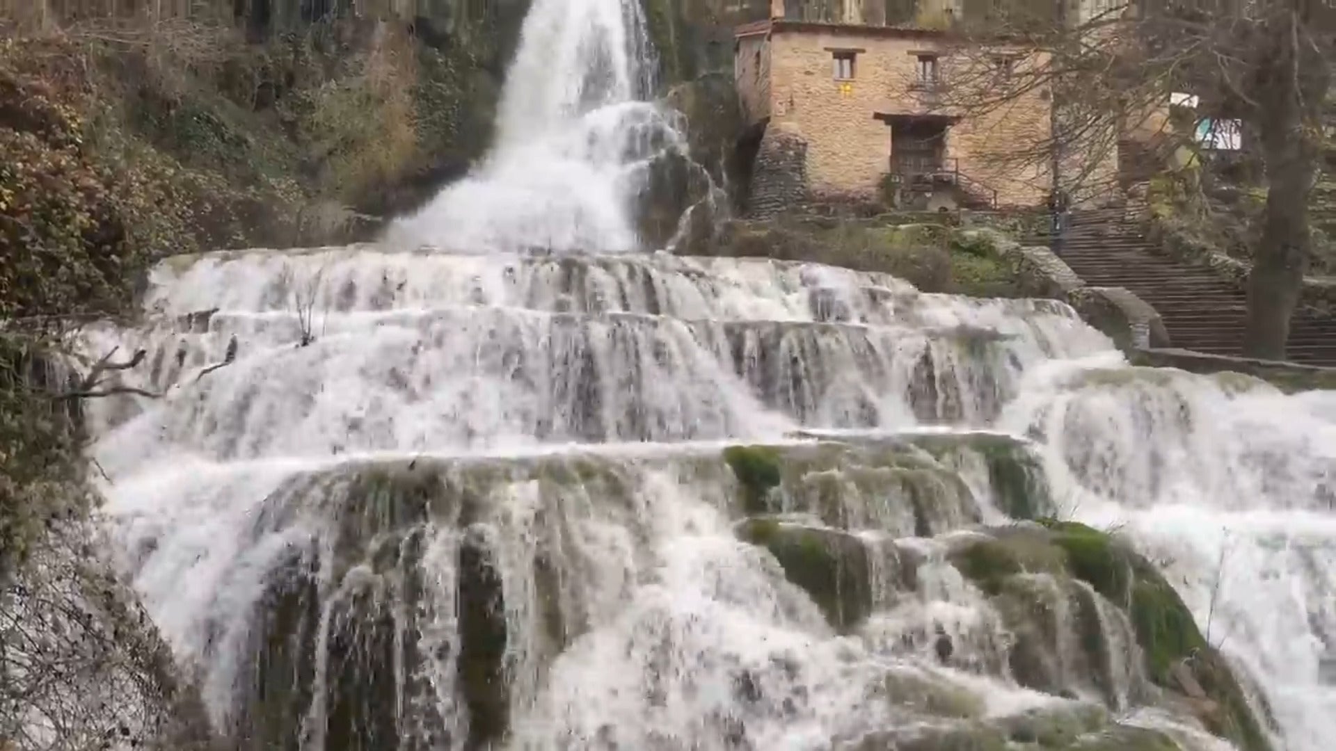 Así fluye la Cascada de Orbaneja del Castillo