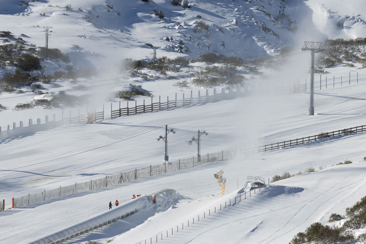 La nieve cubría ayer casi por completo el tubo de principiantes, en la zona de Calgosa.