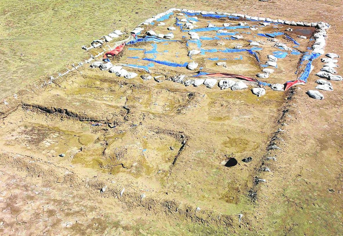 Espacio delimitado de la excavación, con la forma del local.