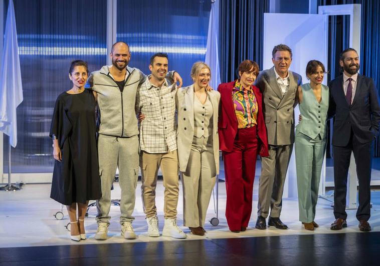 De izquierda a derecha, Alejandra Prieto, Iker Lastra, Jesús Redondo, María Asensio, Arantxa Sanchís, Juanjo Artero, Ana Turpin y Abraham Arenas, elenco de 'Robots' cuyo estreno absoluto se vivirá en la Sala Pereda del Palacio de Festivales.