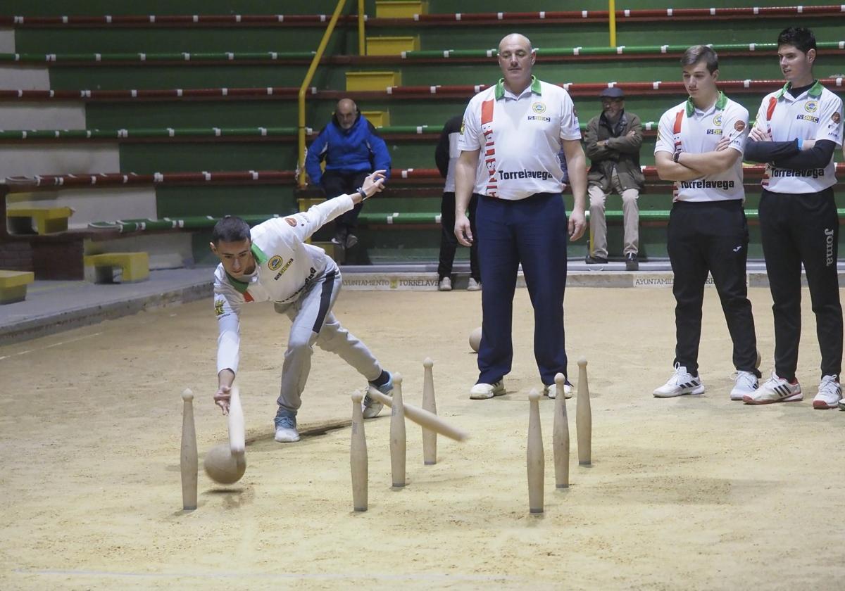 Marcos Sobejano, al birle, junto a Lolo Lavid, Néstor Vilar, Jairo Arozamena y Mario Herrero.