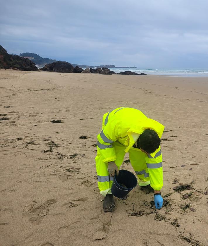 Imagen secundaria 2 - Técnicos inspeccionando las playas de San Vicente.