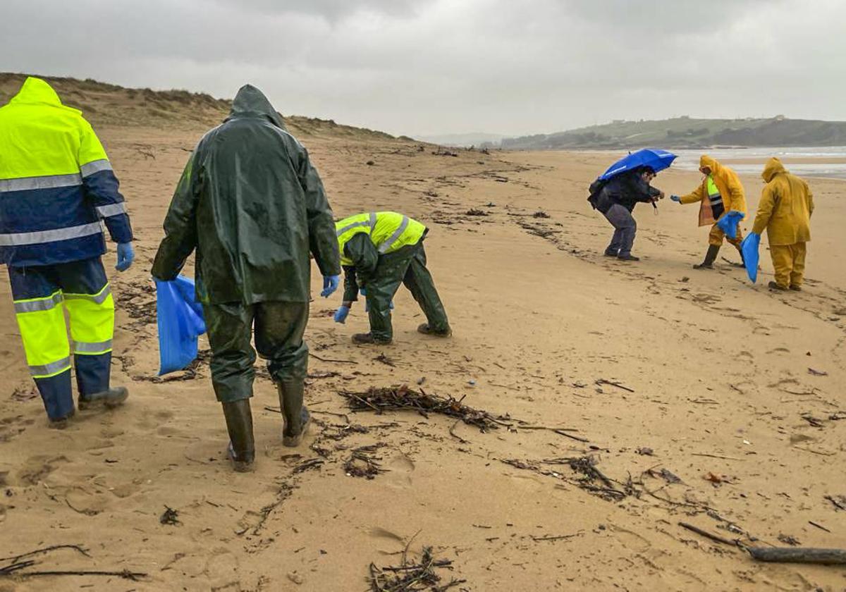 Un operativo de 25 trabajadores rastrea las playas en busca de las bolas de plástico