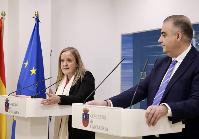 La consejera de Presidencia, Isabel Urrutia, y el responsable de Medio Ambiente, Roberto Media, esta mañana durante la rueda de prensa.