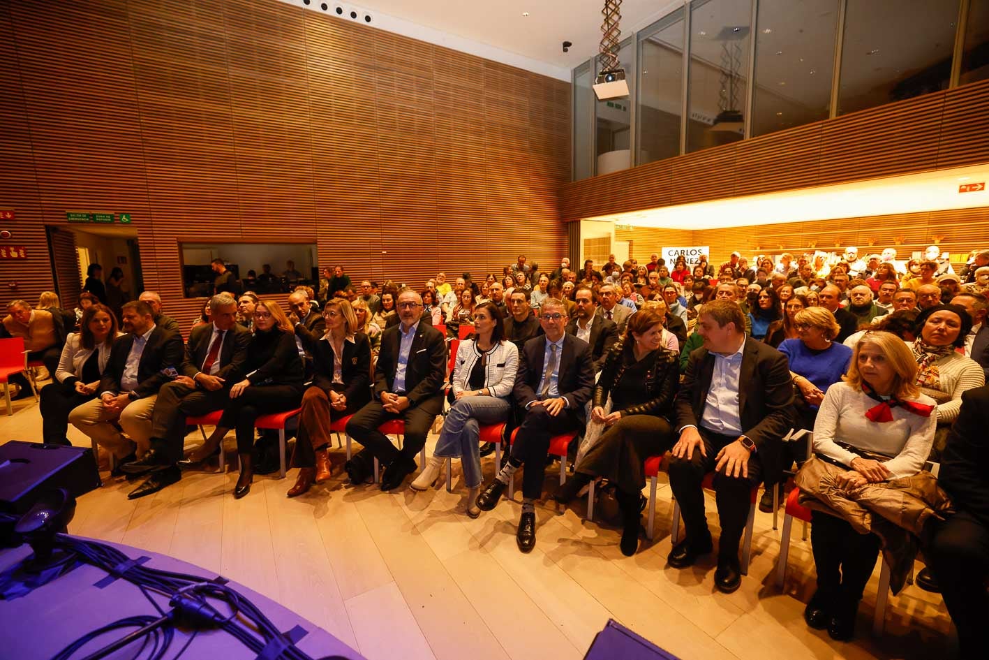 La sala del Centro Botín, llena para escuchar a Carlos Núñez.