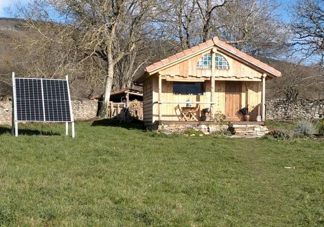 Cabaña de Silvia en la que tiene dos placas solares para tener luz.