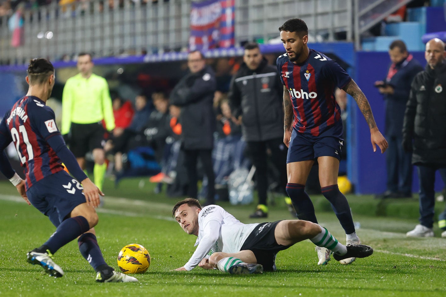 El racinguista Dani Fernández cae al suelo rodeado por Ríos Reina y Mateus, del Eibar