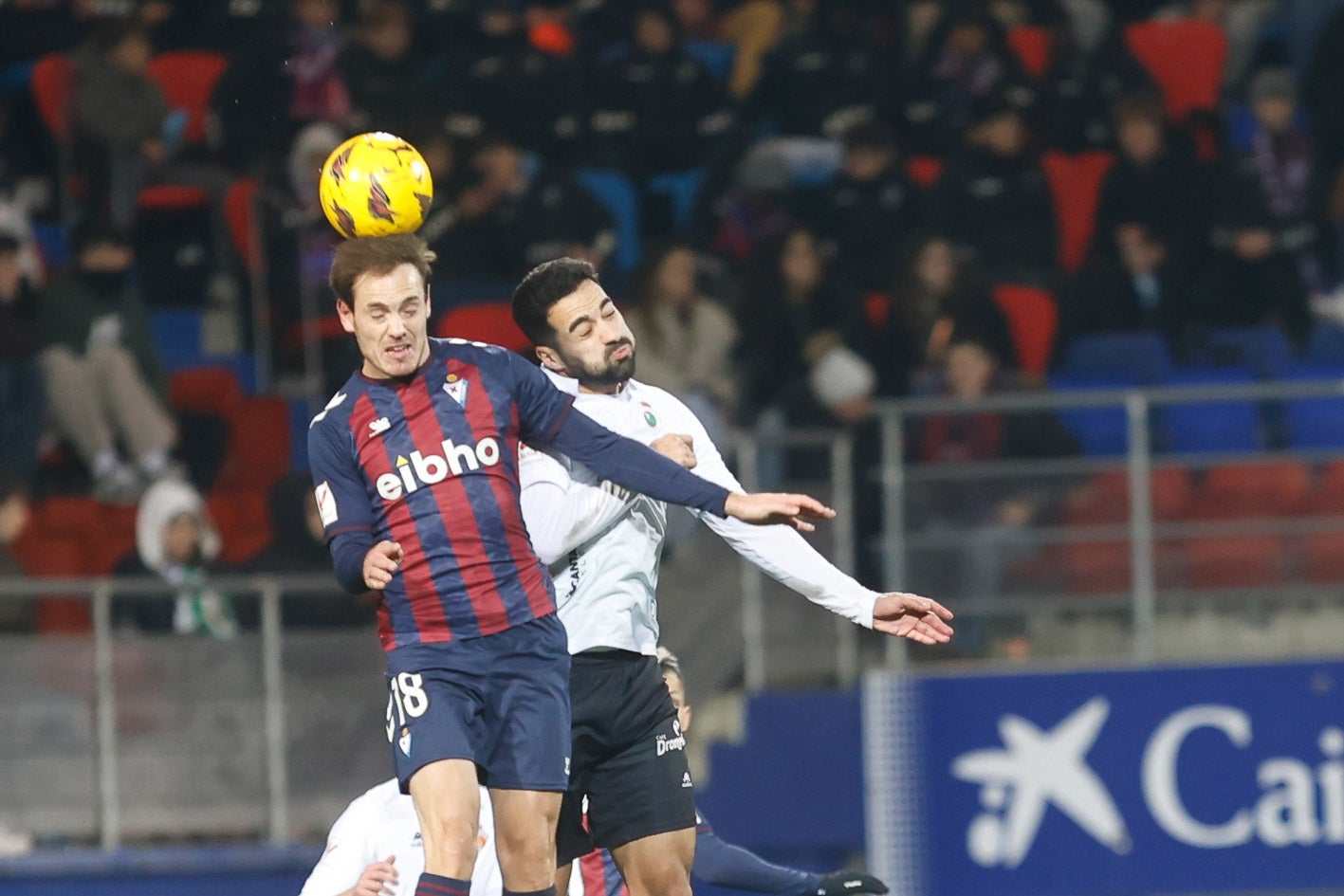 Bautista y Rubén Alves, en pleno salto para hacerse con la pelota
