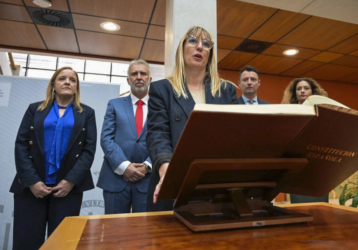 La delegada del Gobierno, mientras prometía el cargo. Detrás, le acompañan Isabel Urrutia, Ángel Víctor Torres, Alejandro Liz y Ainoa Quiñones