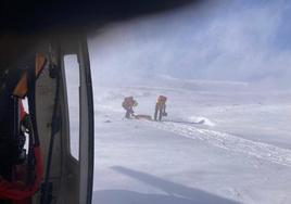 Médico y rescatador bajando del helicóptero para acudir hasta el punto donde se encontraba la víctima.