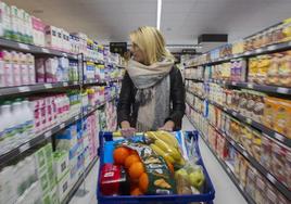 Una mujer hace la compra en un supermercado de Cantabria.