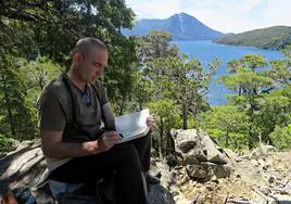 El artista reinosano Nacho Zubelzu, con su cuaderno de campo, inmerso en el paisaje argentino.