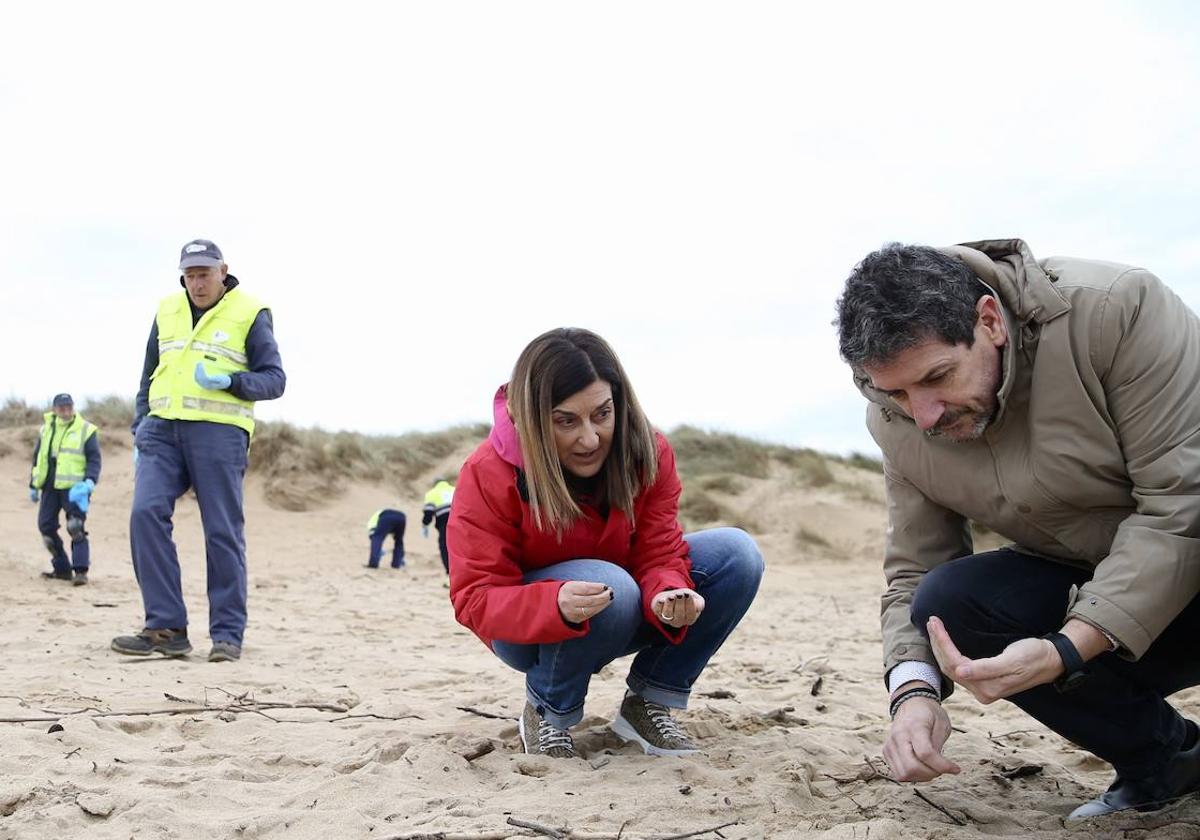 Buruaga, presidenta de Cantabria, buscó ayer pélets en Valdearenas.