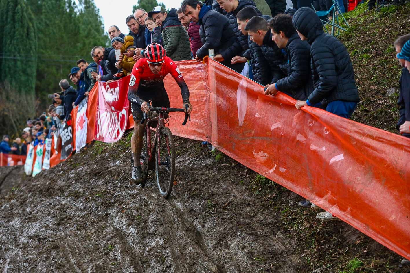 Gonzalo Inguanzo, entre el barro del circuito de Amurrio.