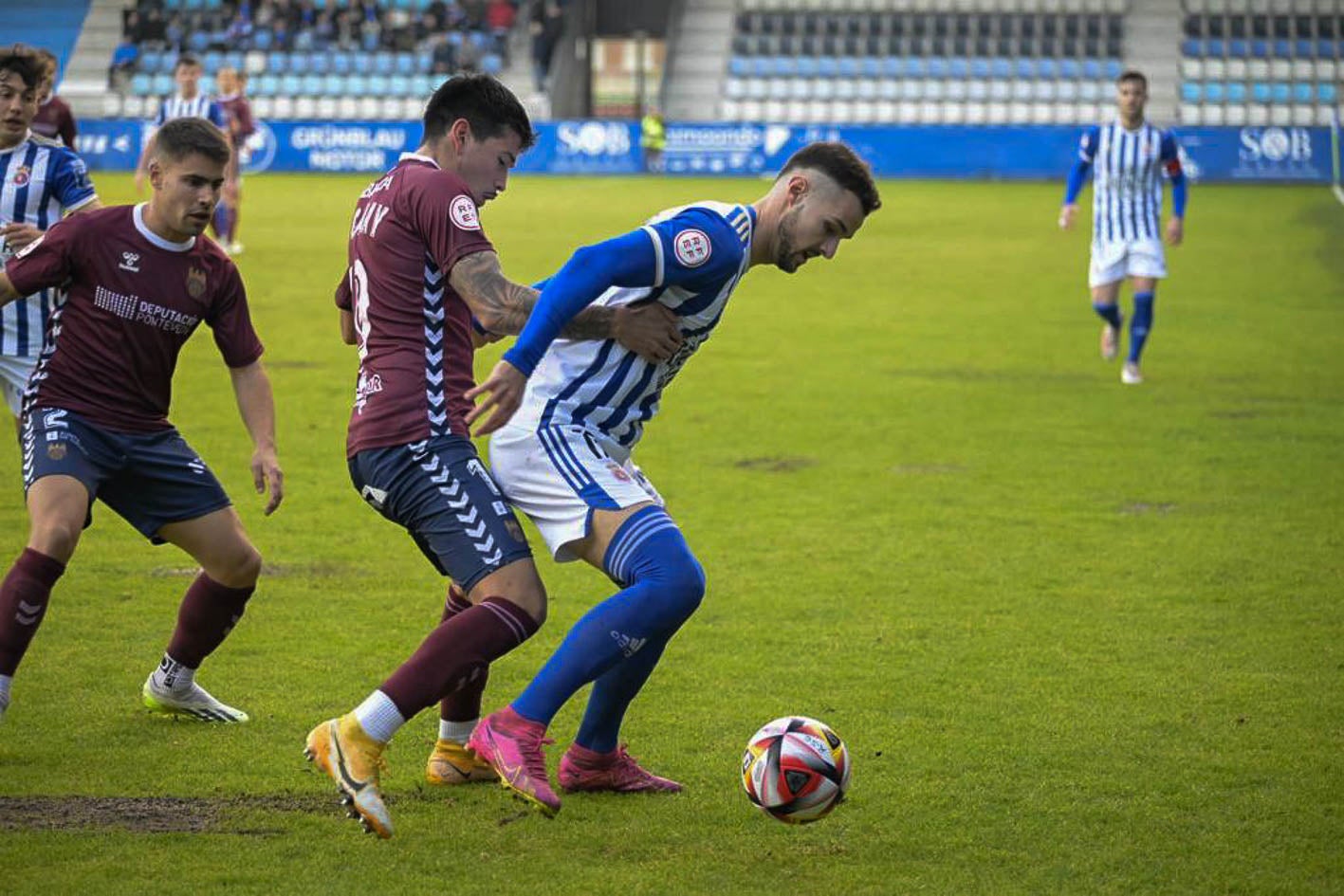 Javi Delgado controla el balón ante un rival.