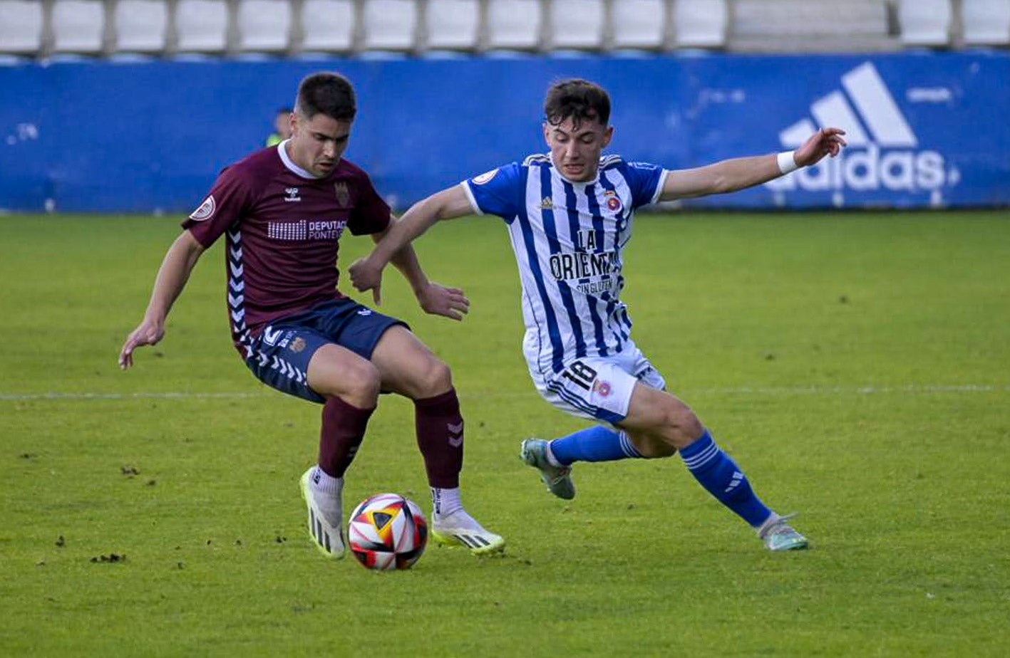 Marquitos presiona a un jugador del Pontevedra.