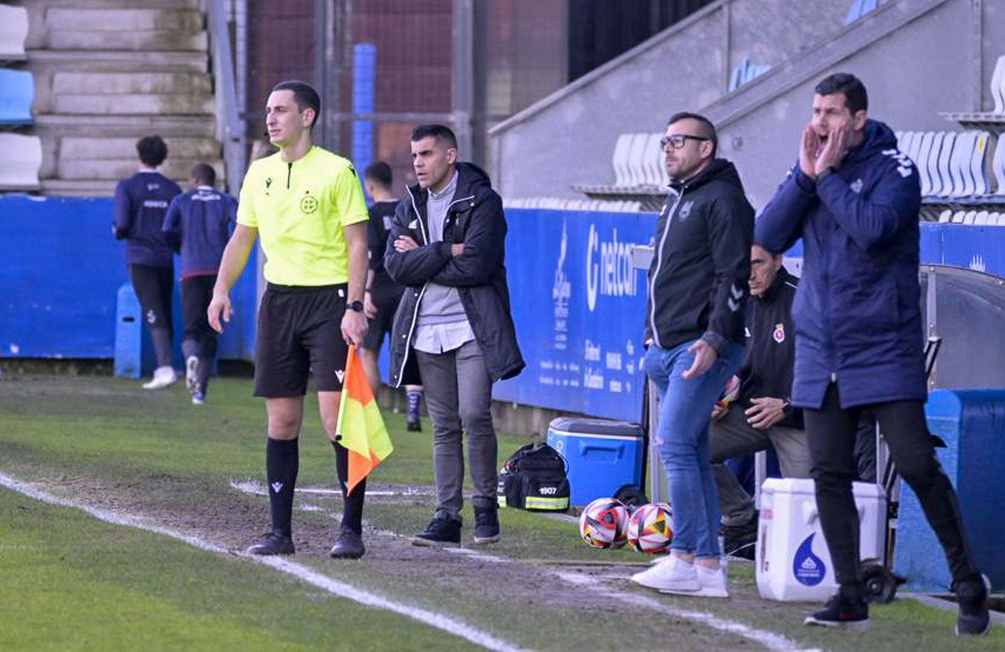 Fran Martín, el técnico de la Gimnástica, observa el partido tras uno de los jueces de línea