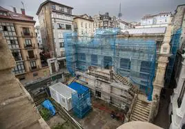 Andamios y mallas cubren el edificio de la Biblioteca de Menéndez Pelayo, en Santander.