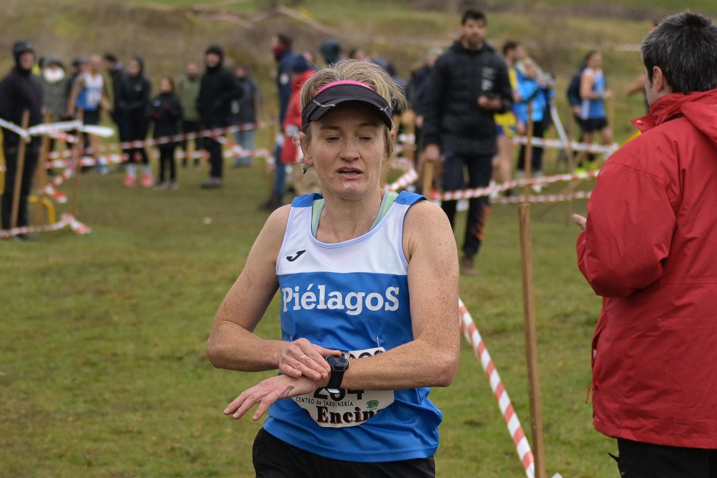 Reyes Laso, tras cruzar la meta como ganadora de la carrera femenina.