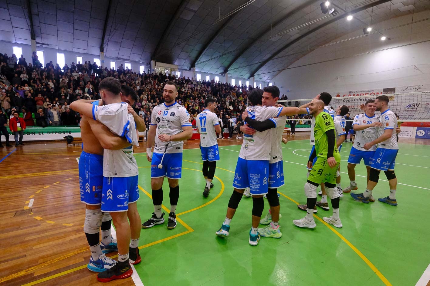 Los jugadores del Textil Santanderina se abrazan tras el encuentro.