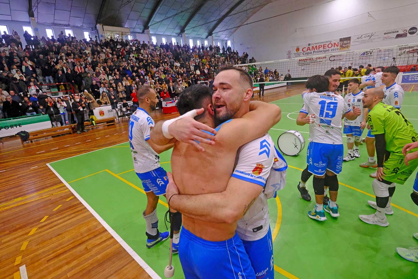 Fran Calzón, el capitán, abraza a Javi Vega.