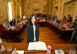 La exalcaldesa de Torrelavega Lidia Ruiz Salmón (PSOE) promete el cargo tras prosperar la moción de censura, el 15 de enero de 2014, en el antiguo salón de plenos del Palacio municipal.
