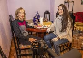 Lucía Villanueva (a la derecha de la imagen) en una visita domiciliaria en casa de María José, paciente de ELA.