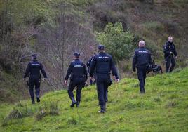 Los agentes de la Policía Nacional en la zona donde se ha encontrado el cuerpo.