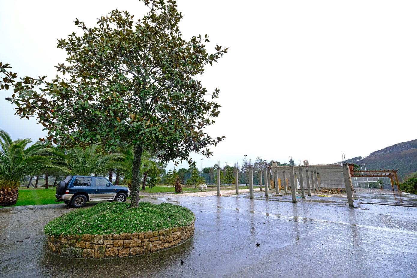 Acceso a la finca y esqueleto del viejo caserío que Corsini proyectaba rehabilitar.