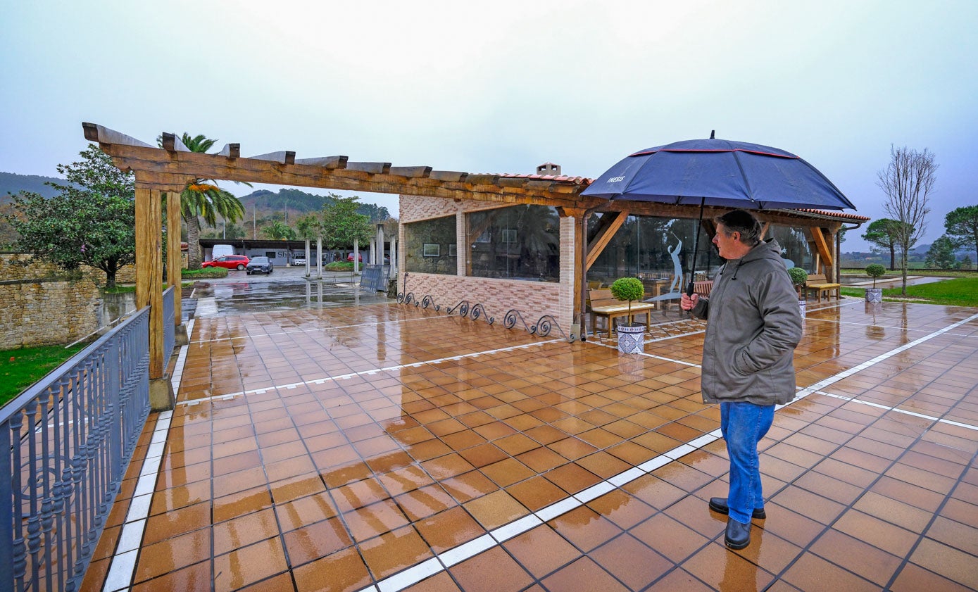 Cabaña para recibir a los amigos y, al fondo, el esqueleto de la reconstrucción del caserío