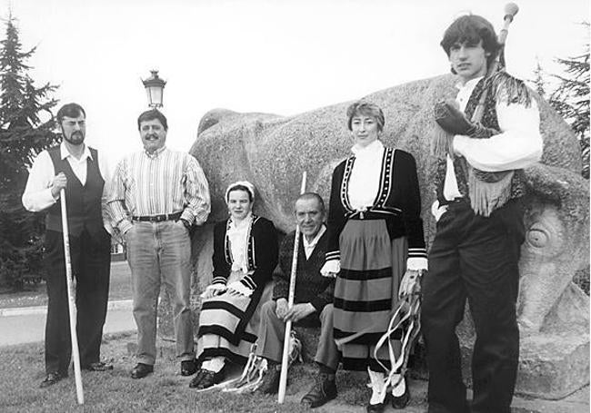 1997. Presentación del proyecto de folclore cántabros con Emilio Casal, Ana María García, Arancha Becerril, ' El Malvís de Tanos', Nicolas Junco y Eduardo Corrales