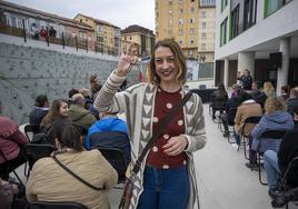 Una joven sonríe y muestra las llaves del piso de protección oficial, en la calle Alta de Santander, que le tocó a través de un sorteo.