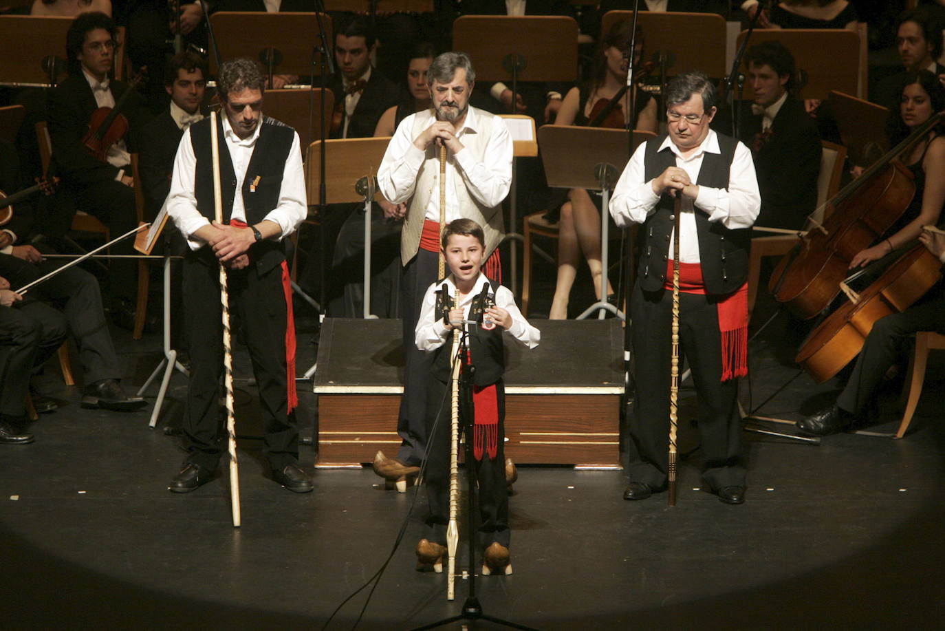 2008. Francisco José López Alvarez, 'Cote'; Julián Revuelta,'El Malvís de Tanos'; y Benito Díaz, 'El Sarruján de Carmona'; escuchan al niño Cipriano Solarana, 'Panín'