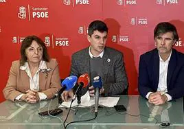 Toñi Mora, Daniel Fernández y Javier González de Riancho durante la rueda de prensa del PSOE para valorar la sentencia de Parques y Jardines.
