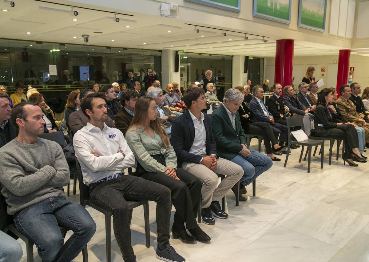 Imagen secundaria 1 - Fernando Mirapeix presentando la gala, primera fila con los regatistas y Gema Igual con Javier de la Plaza.