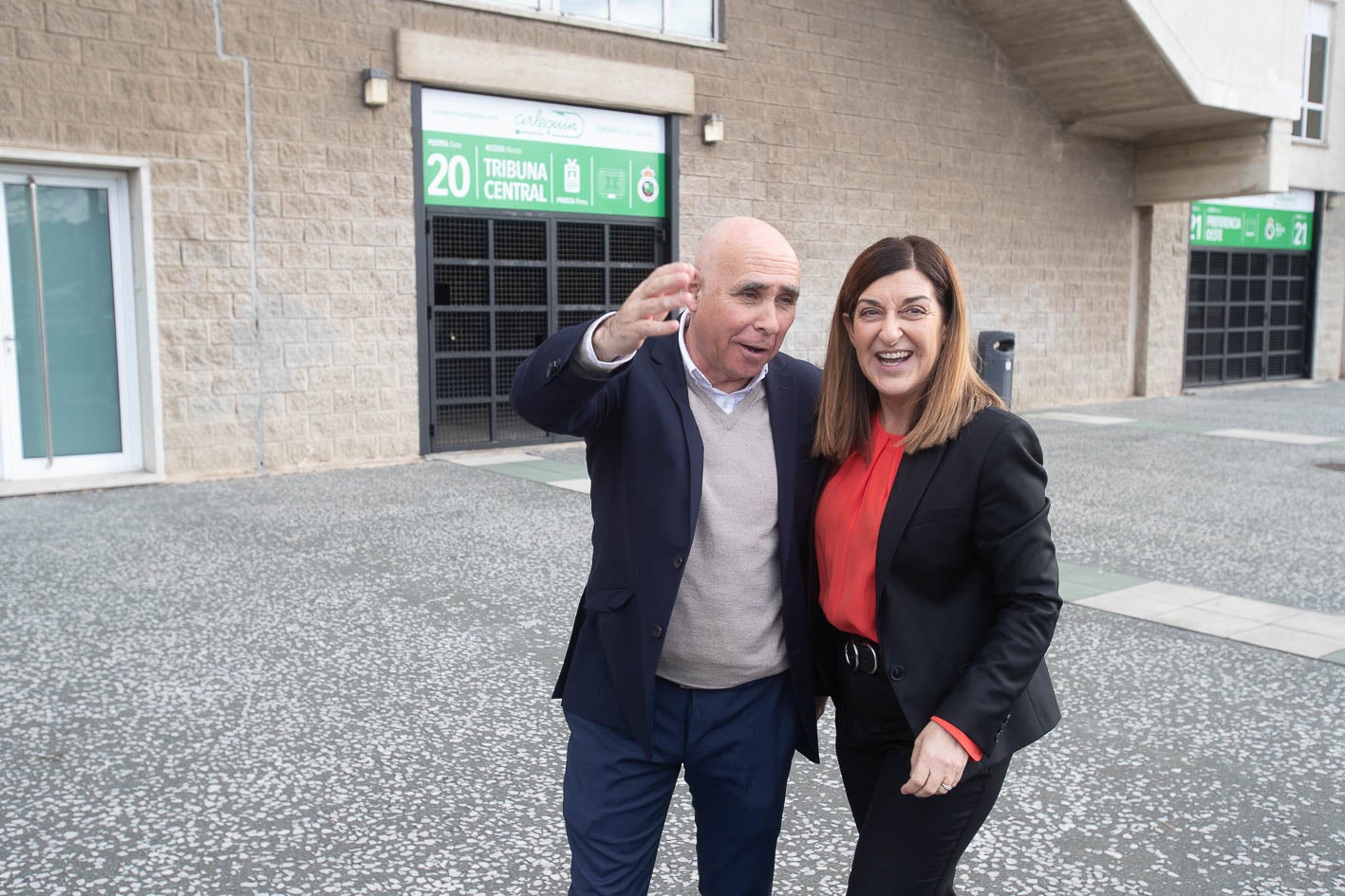 Manolo Higuera y María José Saez de Buruega, en los Campos de Sport., 