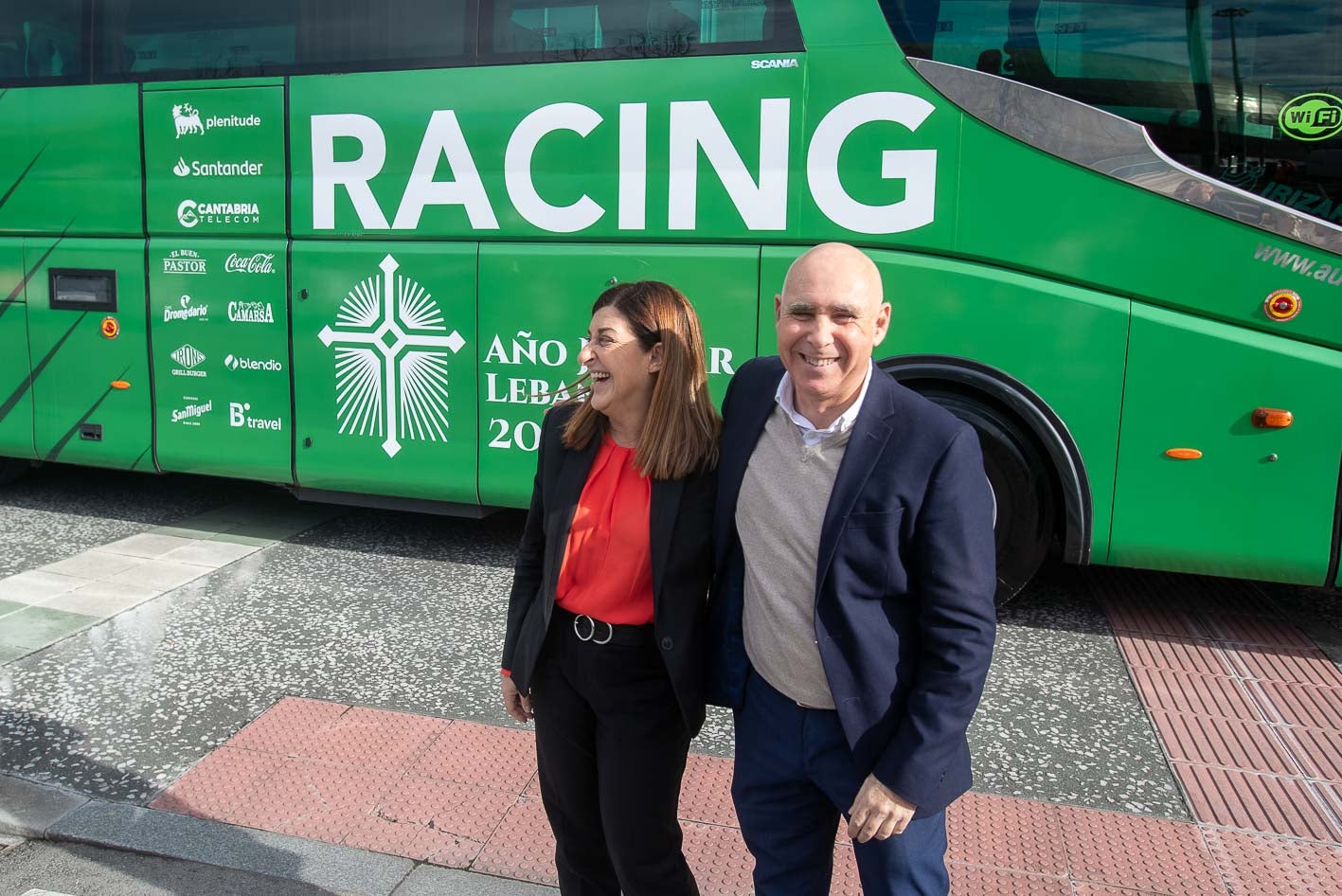 Manolo Higuera y María José Saez de Buruaga, ante el autobús del club. 