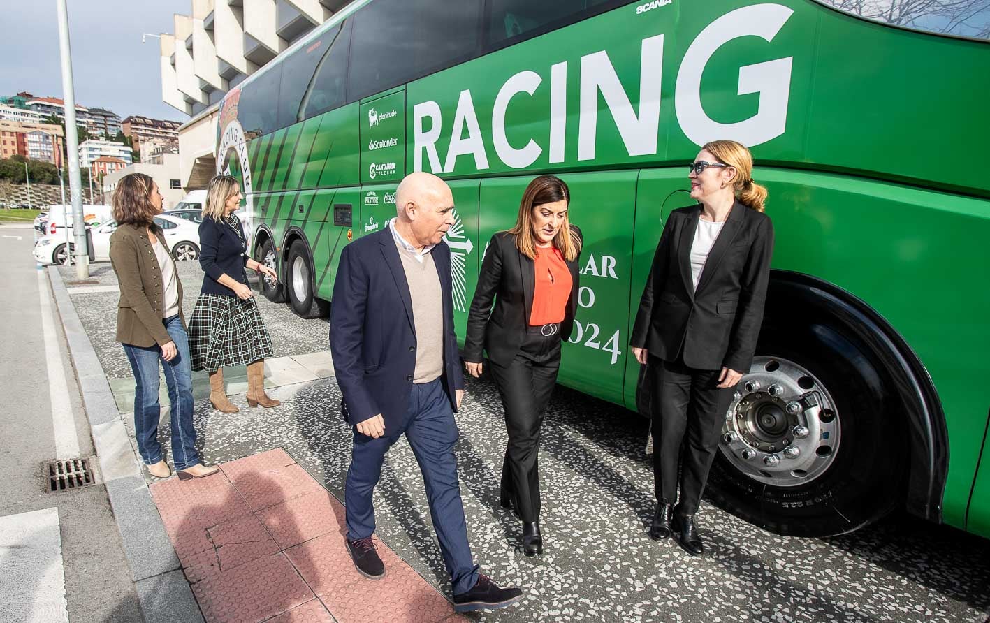 Manolo Higuera, María José Saez de Buruaga y Eva Guillermina Fernández, ante el autobús del club. 