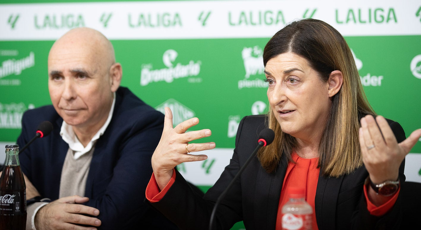 Manolo Higuera y María José Saez de Buruaga, durante la rueda de prensa. 