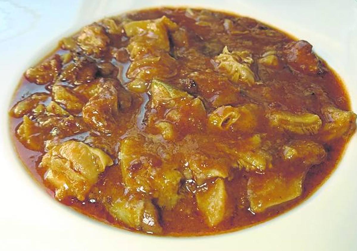 Imagen secundaria 1 - Los callos de las tres 'p': pequeños, picantes y pegajosos. A la derecha, cachopo con carne de Cantabria. 