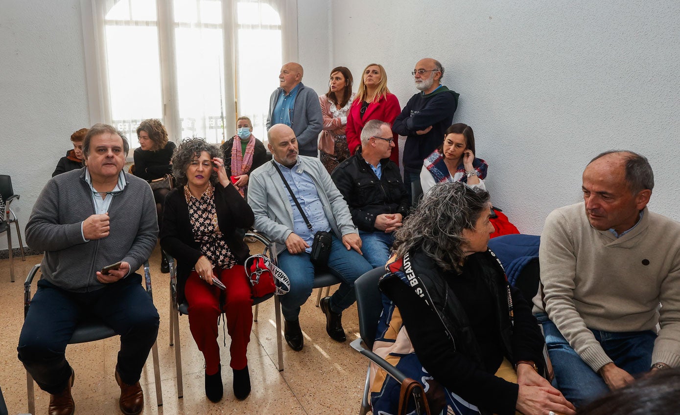 Publico presente en la sala y las secretarias de organización del PSOE y PRC al fondo del Pleno. 