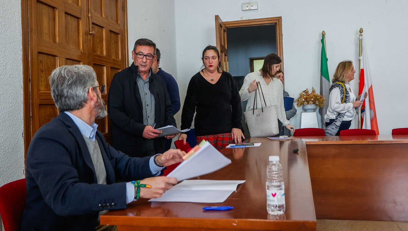 El concejal de Vox y el portavoz del PP, Francisco Viar, conversan tras el Pleno. 